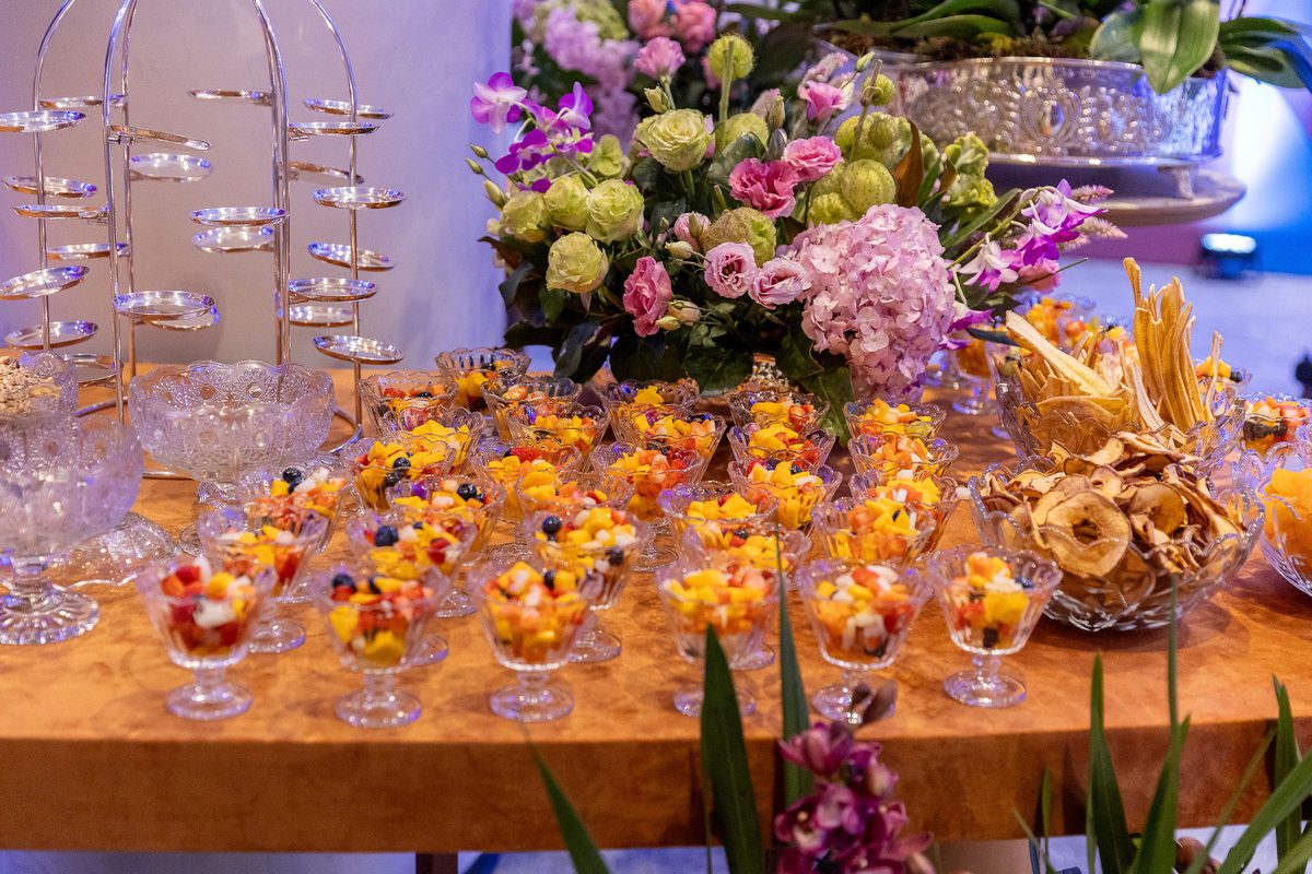 Mesa de buffet com doces e taças individuais
