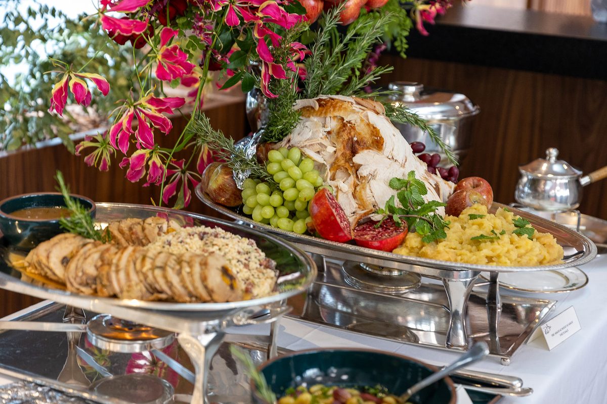 Mesa de buffet com variedade de pratos e travessas