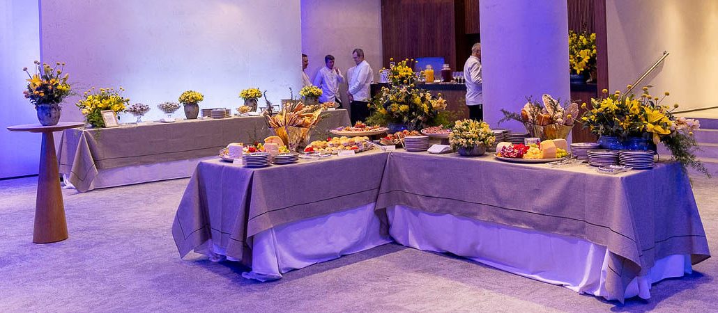 Buffet montado em evento corporativo