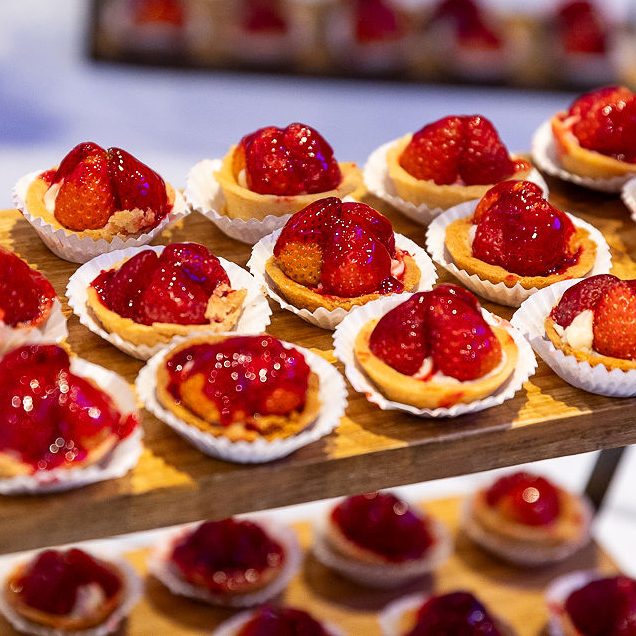 Tortinhas de morango servidas em mesa de buffet